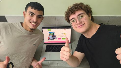 שיראל ומרדכי מציגים אתר מוכן על מחשב נייד